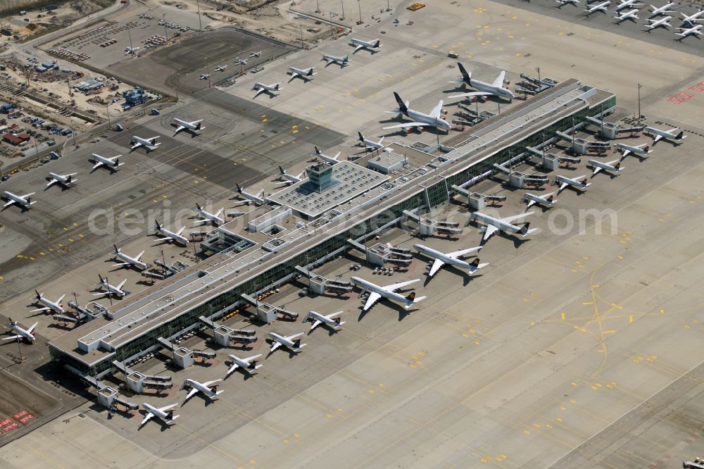 Aerial image München-Flughafen - Passenger aircraft decommissioned due to the crisis on the parking positions and parking space at the airport in Munich in the state Bavaria, Germany