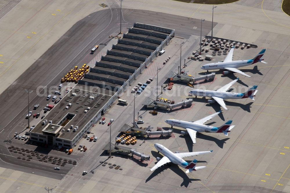 Aerial photograph München-Flughafen - Passenger aircraft decommissioned due to the crisis on the parking positions and parking space at the airport in Munich in the state Bavaria, Germany