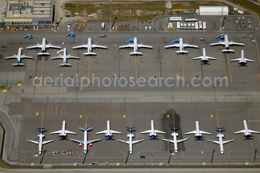 Aerial photograph München-Flughafen - Passenger aircraft decommissioned due to the crisis on the parking positions and parking space at the airport in Munich in the state Bavaria, Germany