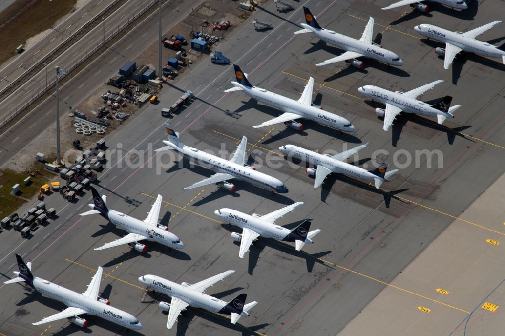 Aerial image München-Flughafen - Passenger aircraft decommissioned due to the crisis on the parking positions and parking space at the airport in Munich in the state Bavaria, Germany