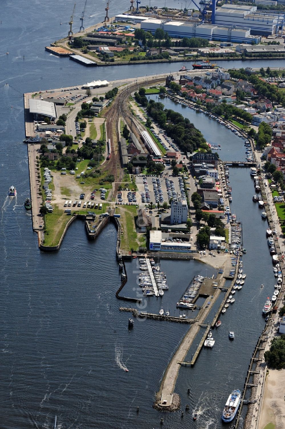 Rostock / Warnemünde from the bird's eye view: Passagierkai und Bahnhof im Kreuzfahrthafen Warnemünde in Mecklenburg-Vorpommern. Der Hafen wird durch die Seehafen Rostock Umschlagsgesellschaft mbH betrieben.// Passanger quay and train station in the Cruise Center Warnemünde in Mecklenburg Western Pomerania.