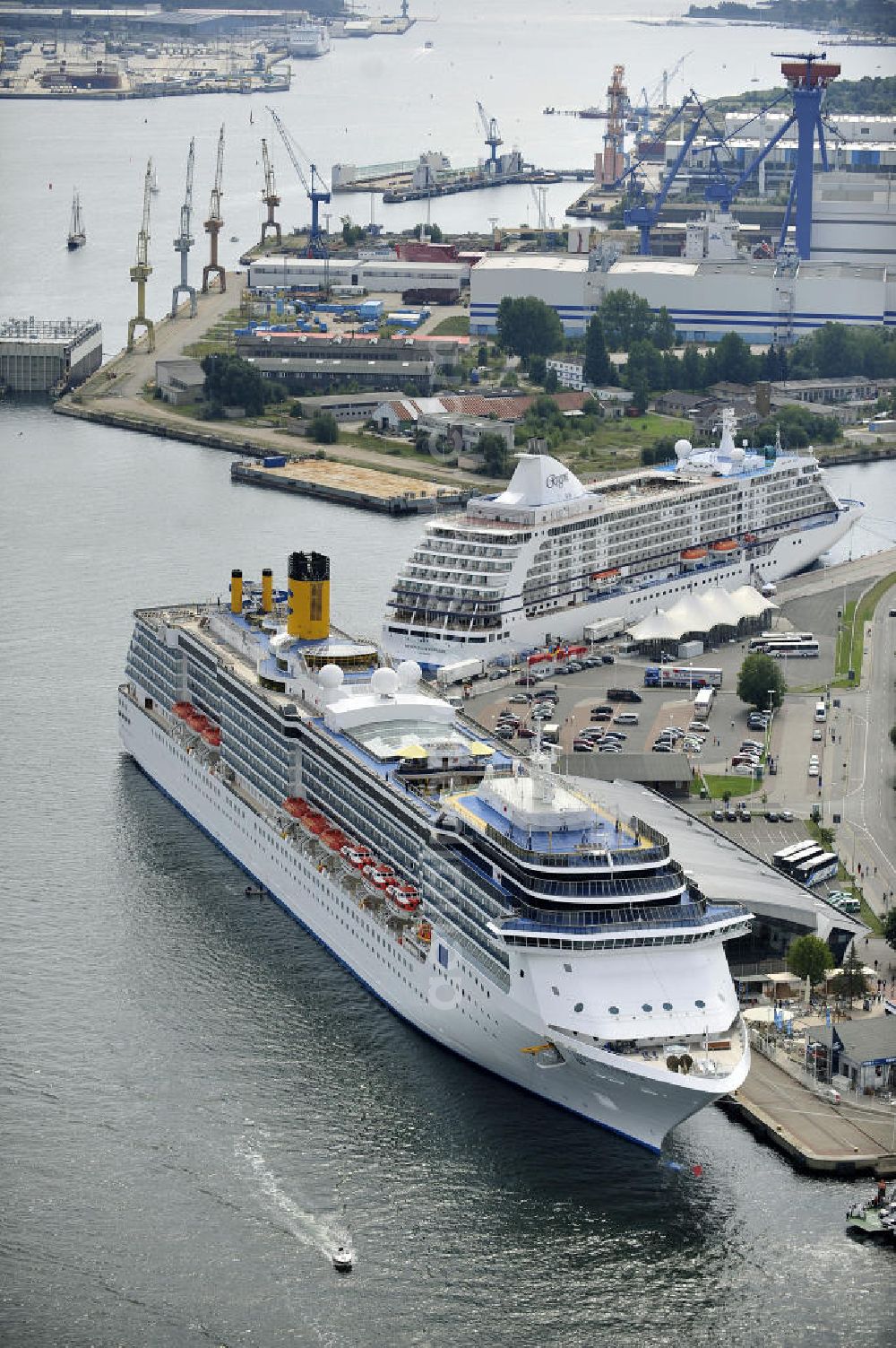 Rostock - Warnemünde from above - Blick auf den Kreuzfahrt - Hafen in Warnemünde mit dem Passagierschiff COSTA ATLANTICA . Die Costa Atlantica ist ein Kreuzfahrtschiff der Reederei Costa Crociere. Das Einsatzgebiet des 290m langen Luxusliners ist im Sommer das Nordland und die Ostsee. View of the Cruise - Port of Rostock - Warnemünde with the passenger ship COSTA ATLANTICA. The Costa Atlantica is a cruise ship for Costa Crociere.