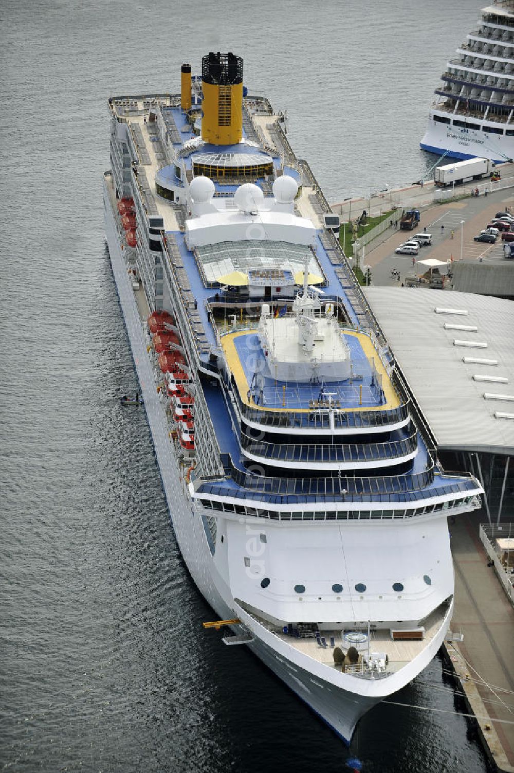 Rostock - Warnemünde from above - Blick auf den Kreuzfahrt - Hafen in Warnemünde mit dem Passagierschiff COSTA ATLANTICA . Die Costa Atlantica ist ein Kreuzfahrtschiff der Reederei Costa Crociere. Das Einsatzgebiet des 290m langen Luxusliners ist im Sommer das Nordland und die Ostsee. View of the Cruise - Port of Rostock - Warnemünde with the passenger ship COSTA ATLANTICA. The Costa Atlantica is a cruise ship for Costa Crociere.