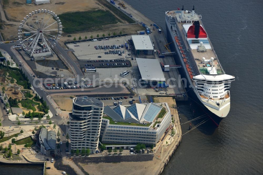 Hamburg from the bird's eye view: Passenger ship and luxury liner Queen Mary 2 on Chicagokai - Strandkai in Hamburg