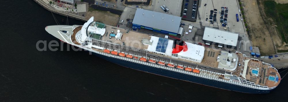 Aerial photograph Hamburg - Passenger ship and luxury liner Queen Mary 2 on Chicagokai - Strandkai in Hamburg