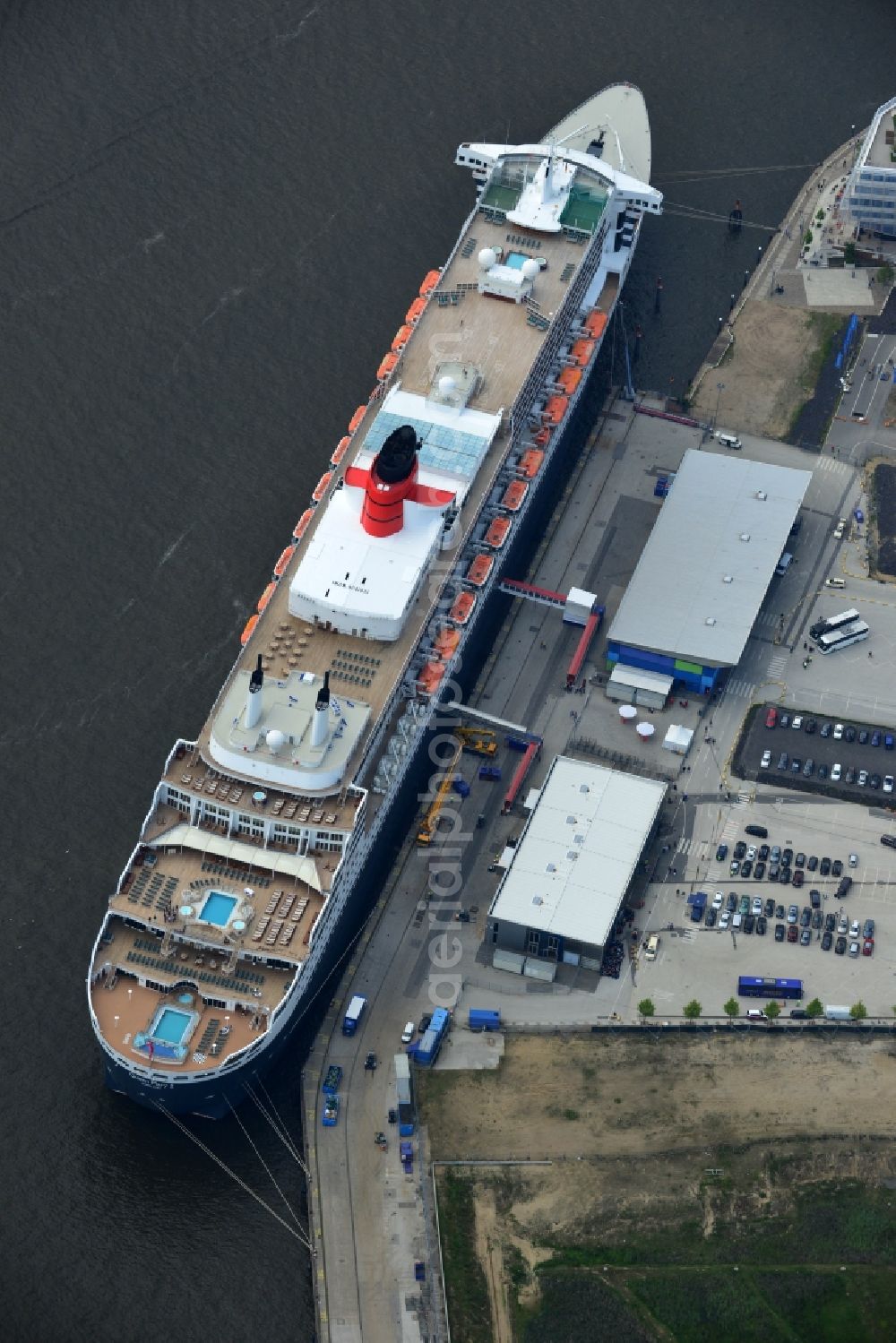 Hamburg from the bird's eye view: Passenger ship and luxury liner Queen Mary 2 on Chicagokai - Strandkai in Hamburg