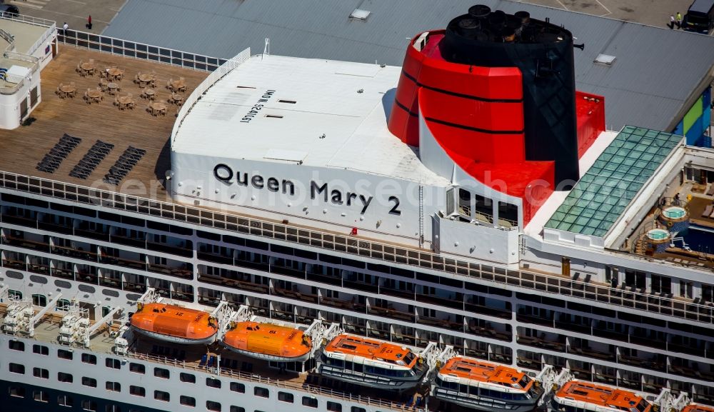 Hamburg from the bird's eye view: Passenger ship and luxury liner Queen Mary 2 on Chicagokai - Strandkai in Hamburg