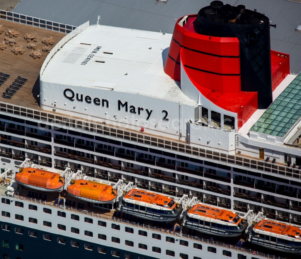 Aerial image Hamburg - Passenger ship and luxury liner Queen Mary 2 on Chicagokai - Strandkai in Hamburg