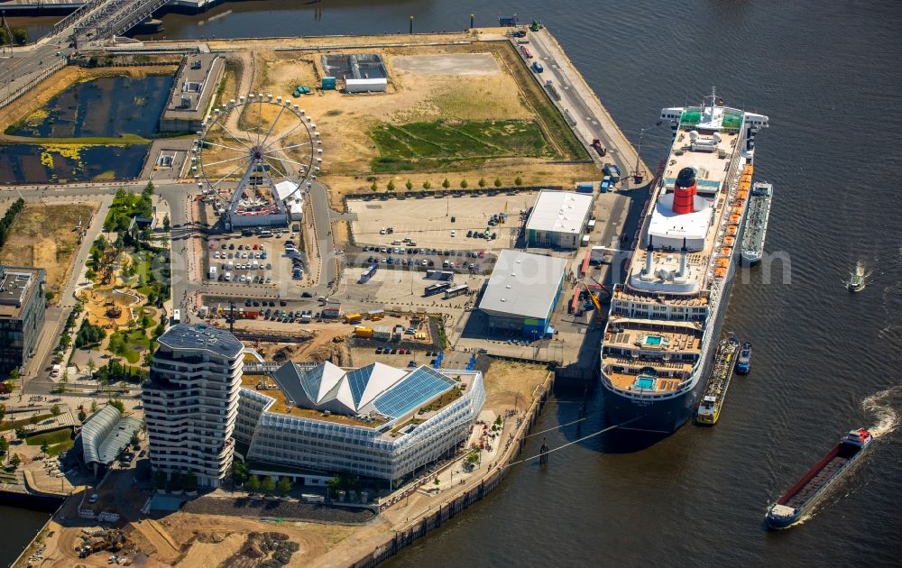 Hamburg from the bird's eye view: Passenger ship and luxury liner Queen Mary 2 on Chicagokai - Strandkai in Hamburg