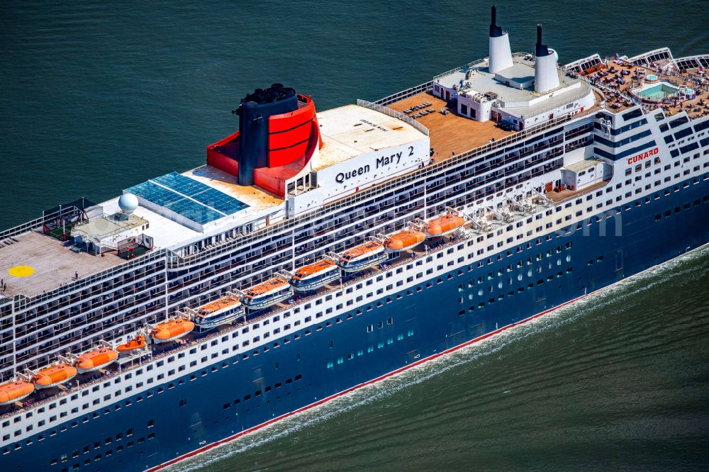 Aerial photograph Balje - Passenger ship and luxury liner ship Queen Mary 2 at full speed on the Elbe near Balje in the district of Stade