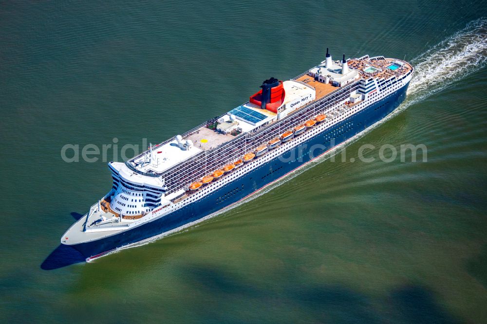 Balje from the bird's eye view: Passenger ship and luxury liner ship Queen Mary 2 at full speed on the Elbe near Balje in the district of Stade