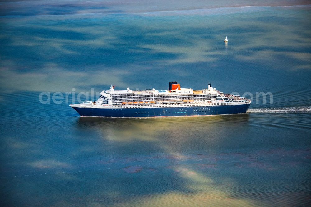 Balje from the bird's eye view: Passenger ship and luxury liner ship Queen Mary 2 at full speed on the Elbe near Balje in the district of Stade