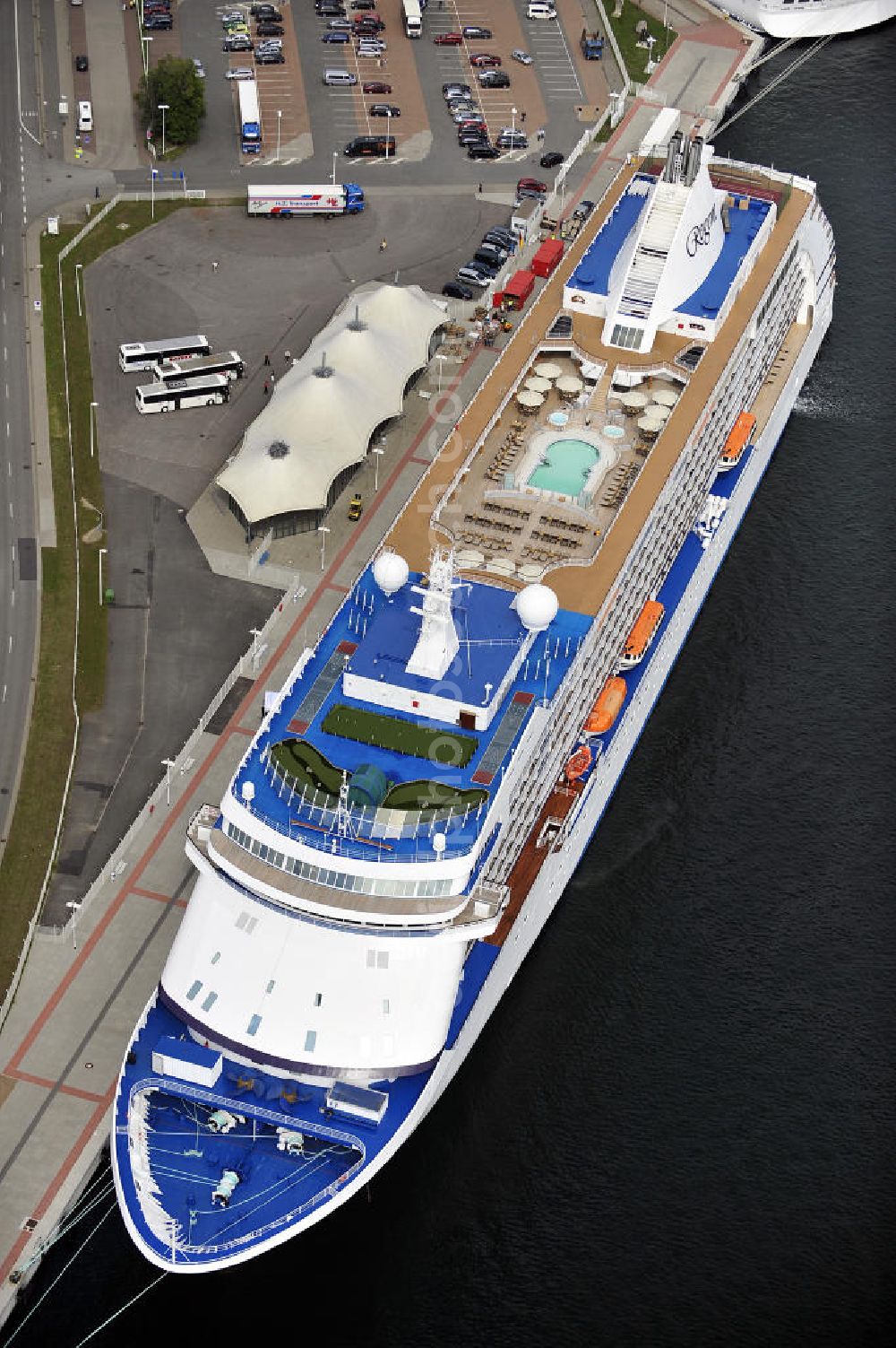 Rostock - Warnemünde from above - Blick auf den Kreuzfahrt - Hafen in Warnemünde mit dem Passagierschiff Seven Seas Voyager . Die Seven Seas Voyager ist ein Kreuzfahrtschiff der Reederei Regent. View of the Cruise - Port of Rostock - Warnemünde with the passenger ship Seven Seas Voyager. The Costa Atlantica is a cruise ship for Regent.