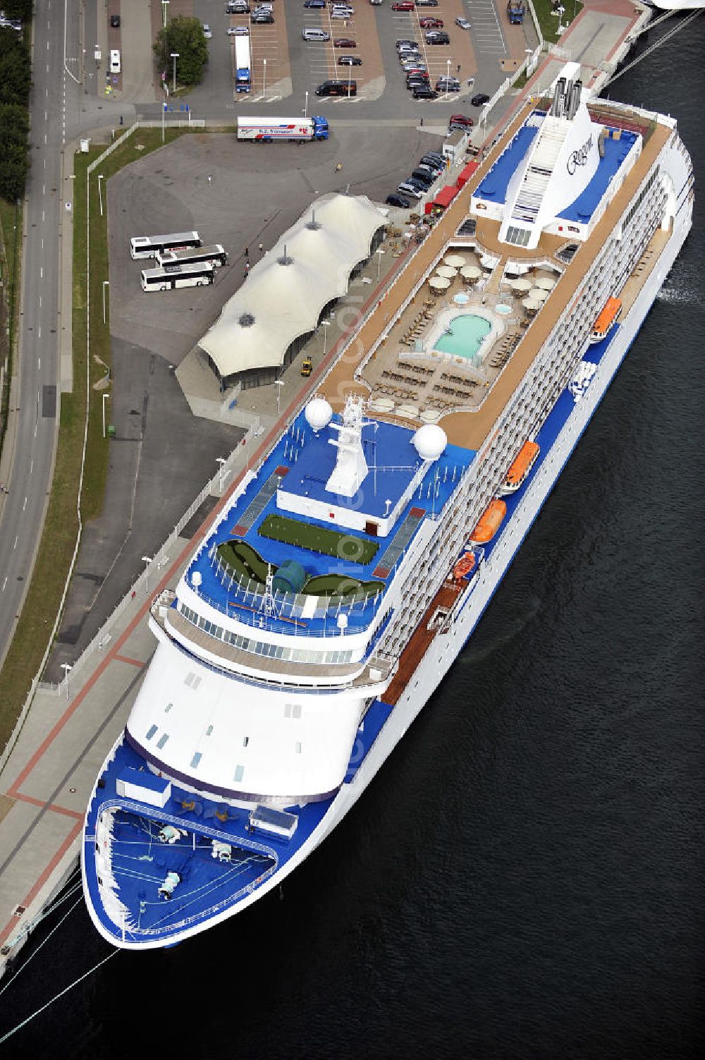 Rostock - Warnemünde from the bird's eye view: Blick auf den Kreuzfahrt - Hafen in Warnemünde mit dem Passagierschiff Seven Seas Voyager . Die Seven Seas Voyager ist ein Kreuzfahrtschiff der Reederei Regent. View of the Cruise - Port of Rostock - Warnemünde with the passenger ship Seven Seas Voyager. The Costa Atlantica is a cruise ship for Regent.