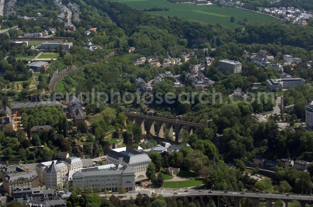 Luxemburg from above - Blick auf die Passerelle, die über das Petrustal führt. Der Viadukt, auch Alte Brücke (Vieux Pont) genannt, wurde von 1859 bis 1861 erbaut. Die Brücke überquert das Tal der Petruss in einer Höhe von 45 m und besteht aus 24 Bögen mit Spannweiten von 8 und 15 m. Die Brückenpfeiler sind bis zu 30 m hoch und die Gesamtlänge der Brücke beträgt rund 290 m. Im Hintergrund ist die Eisenbahnbrücke von Luxemburg zu sehen. Links im Bild ist der neue Justizpalast, der am 6. Oktober 2008 eingeweiht wurde. Verantwortliche Architekten für das Justizviertel sind Rob und Leon Krier. Kontakt Rob Krier: Krier und Kohl, Tel: +49(0)30 8938770, Email: info@krierkohl.com