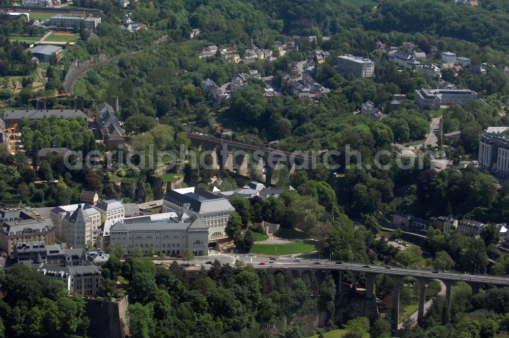 Luxemburg from the bird's eye view: Blick auf die Passerelle, die über das Petrustal führt. Der Viadukt, auch Alte Brücke (Vieux Pont) genannt, wurde von 1859 bis 1861 erbaut. Die Brücke überquert das Tal der Petruss in einer Höhe von 45 m und besteht aus 24 Bögen mit Spannweiten von 8 und 15 m. Die Brückenpfeiler sind bis zu 30 m hoch und die Gesamtlänge der Brücke beträgt rund 290 m. Im Hintergrund ist die Eisenbahnbrücke von Luxemburg zu sehen. Links im Bild ist der neue Justizpalast, der am 6. Oktober 2008 eingeweiht wurde. Verantwortliche Architekten für das Justizviertel sind Rob und Leon Krier. Kontakt Rob Krier: Krier und Kohl, Tel: +49(0)30 8938770, Email: info@krierkohl.com