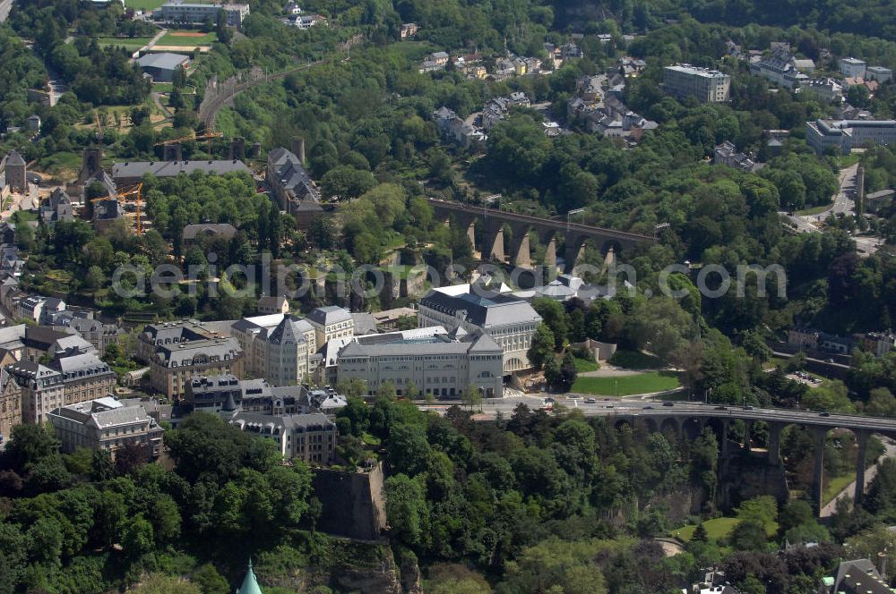 Aerial image Luxemburg - Blick auf die Passerelle, die über das Petrustal führt. Der Viadukt, auch Alte Brücke (Vieux Pont) genannt, wurde von 1859 bis 1861 erbaut. Die Brücke überquert das Tal der Petruss in einer Höhe von 45 m und besteht aus 24 Bögen mit Spannweiten von 8 und 15 m. Die Brückenpfeiler sind bis zu 30 m hoch und die Gesamtlänge der Brücke beträgt rund 290 m. Im Hintergrund ist die Eisenbahnbrücke von Luxemburg zu sehen. Links im Bild ist der neue Justizpalast, der am 6. Oktober 2008 eingeweiht wurde. Verantwortliche Architekten für das Justizviertel sind Rob und Leon Krier. Kontakt Rob Krier: Krier und Kohl, Tel: +49(0)30 8938770, Email: info@krierkohl.com