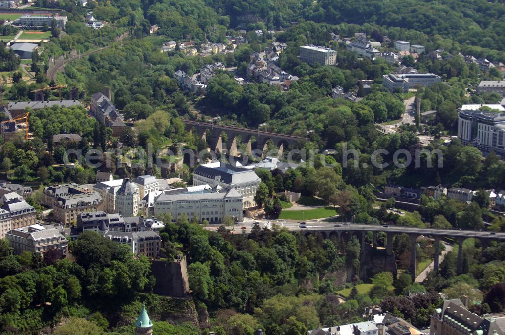 Aerial photograph Luxemburg - Blick auf die Passerelle, die über das Petrustal führt. Der Viadukt, auch Alte Brücke (Vieux Pont) genannt, wurde von 1859 bis 1861 erbaut. Die Brücke überquert das Tal der Petruss in einer Höhe von 45 m und besteht aus 24 Bögen mit Spannweiten von 8 und 15 m. Die Brückenpfeiler sind bis zu 30 m hoch und die Gesamtlänge der Brücke beträgt rund 290 m. Im Hintergrund ist die Eisenbahnbrücke von Luxemburg zu sehen. Links im Bild ist der neue Justizpalast, der am 6. Oktober 2008 eingeweiht wurde. Verantwortliche Architekten für das Justizviertel sind Rob und Leon Krier. Kontakt Rob Krier: Krier und Kohl, Tel: +49(0)30 8938770, Email: info@krierkohl.com