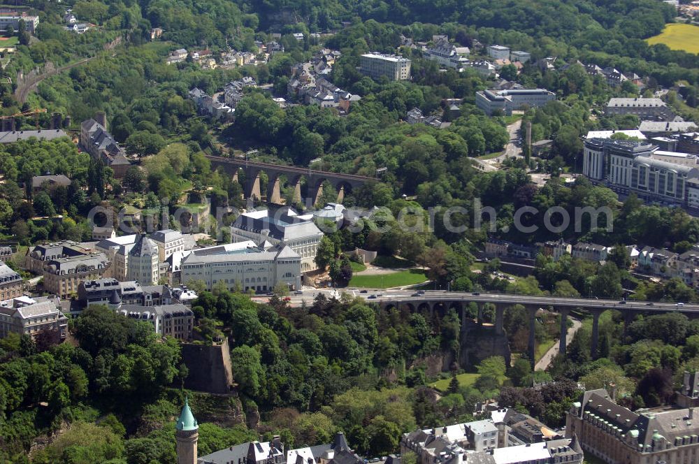 Luxemburg from above - Blick auf die Passerelle, die über das Petrustal führt. Der Viadukt, auch Alte Brücke (Vieux Pont) genannt, wurde von 1859 bis 1861 erbaut. Die Brücke überquert das Tal der Petruss in einer Höhe von 45 m und besteht aus 24 Bögen mit Spannweiten von 8 und 15 m. Die Brückenpfeiler sind bis zu 30 m hoch und die Gesamtlänge der Brücke beträgt rund 290 m. Im Hintergrund ist die Eisenbahnbrücke von Luxemburg zu sehen. Links im Bild ist der neue Justizpalast, der am 6. Oktober 2008 eingeweiht wurde. Verantwortliche Architekten für das Justizviertel sind Rob und Leon Krier. Kontakt Rob Krier: Krier und Kohl, Tel: +49(0)30 8938770, Email: info@krierkohl.com