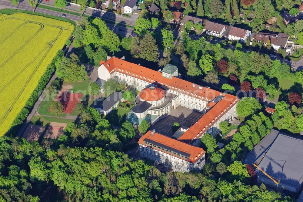 Pullach im Isartal from the bird's eye view: School building of the Pater-Rupert-Mayer Gymnasium in the district Hoellriegelskreuth in Pullach im Isartal in the state Bavaria