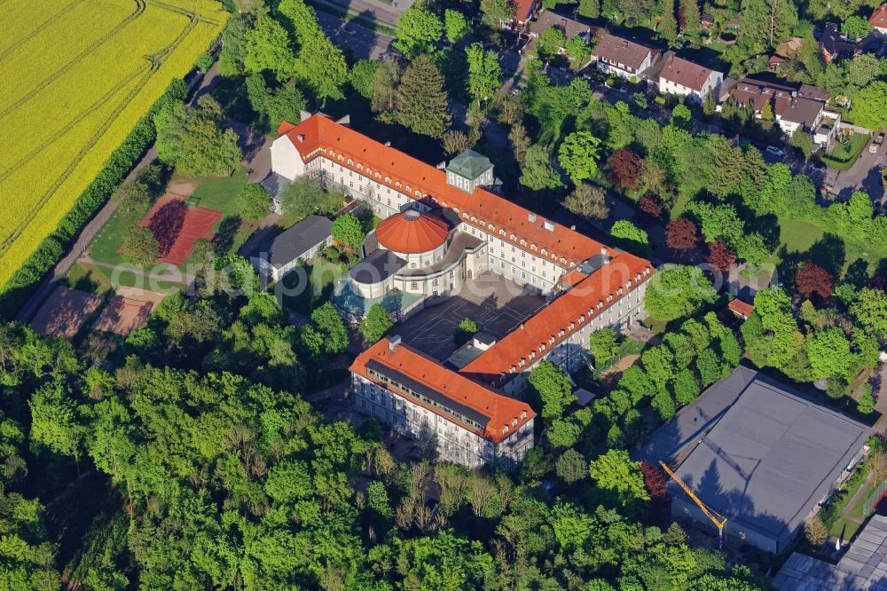 Aerial image Pullach im Isartal - School building of the Pater-Rupert-Mayer Gymnasium in the district Hoellriegelskreuth in Pullach im Isartal in the state Bavaria