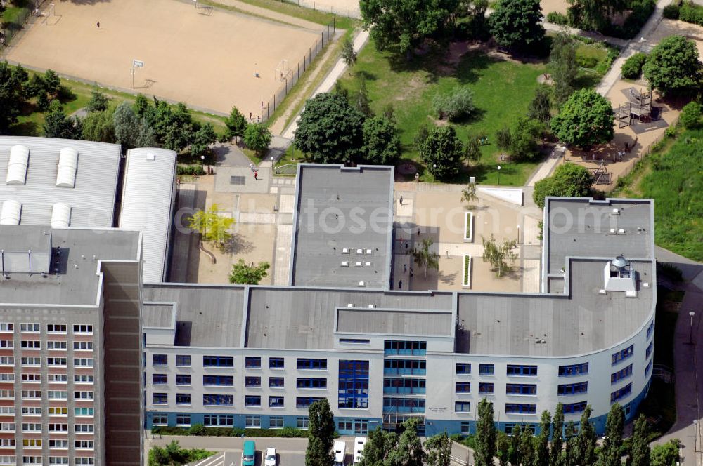 Aerial image Berlin - Die Paul-und Charlotte-Kniese-Schule in der Erich-Kurz-Straße in Berlin-Lichtenberg, ist eine kooperative Schule für sehgeschädigte Kinder und Schüler ohne Beeinträchtigungen. Das neue Schulgebäude wurde 1990 errichtet. The Paul-und Charlotte-Knies-school is an cooperative facility for children with and without visually handicapps. The new building in Berlin-Lichtenberg was built in 1990.