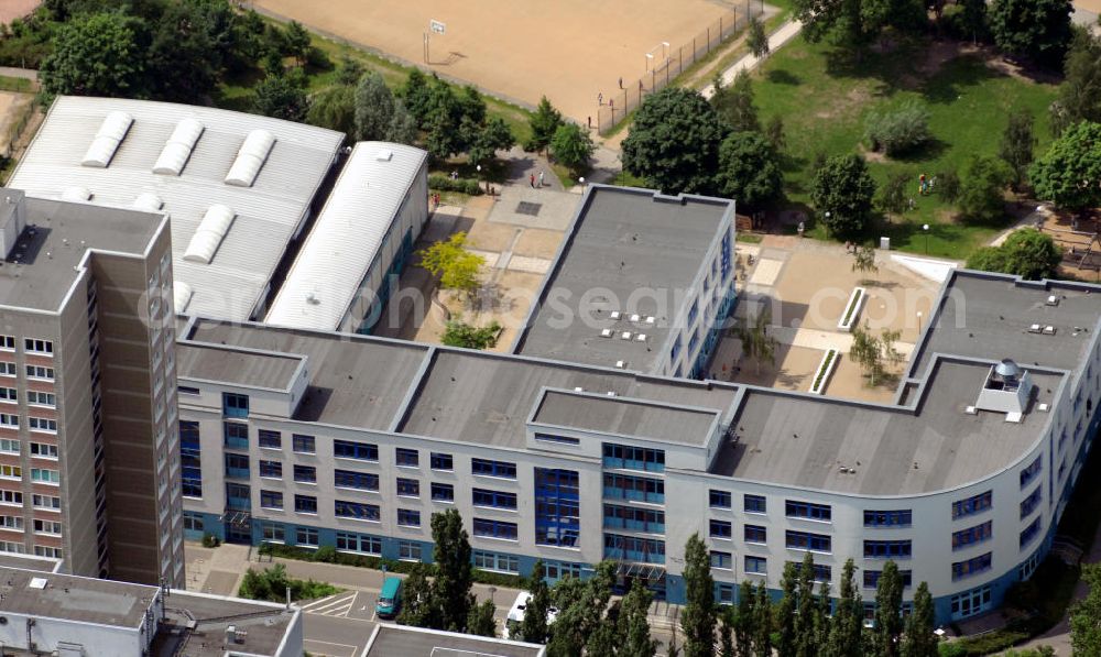 Aerial photograph Berlin - Die Paul-und Charlotte-Kniese-Schule in der Erich-Kurz-Straße in Berlin-Lichtenberg, ist eine kooperative Schule für sehgeschädigte Kinder und Schüler ohne Beeinträchtigungen. Das neue Schulgebäude wurde 1990 errichtet. The Paul-und Charlotte-Knies-school is an cooperative facility for children with and without visually handicapps. The new building in Berlin-Lichtenberg was built in 1990.