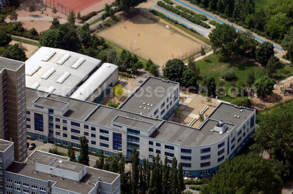 Berlin from the bird's eye view: Die Paul-und Charlotte-Kniese-Schule in der Erich-Kurz-Straße in Berlin-Lichtenberg, ist eine kooperative Schule für sehgeschädigte Kinder und Schüler ohne Beeinträchtigungen. Das neue Schulgebäude wurde 1990 errichtet. The Paul-und Charlotte-Knies-school is an cooperative facility for children with and without visually handicapps. The new building in Berlin-Lichtenberg was built in 1990.