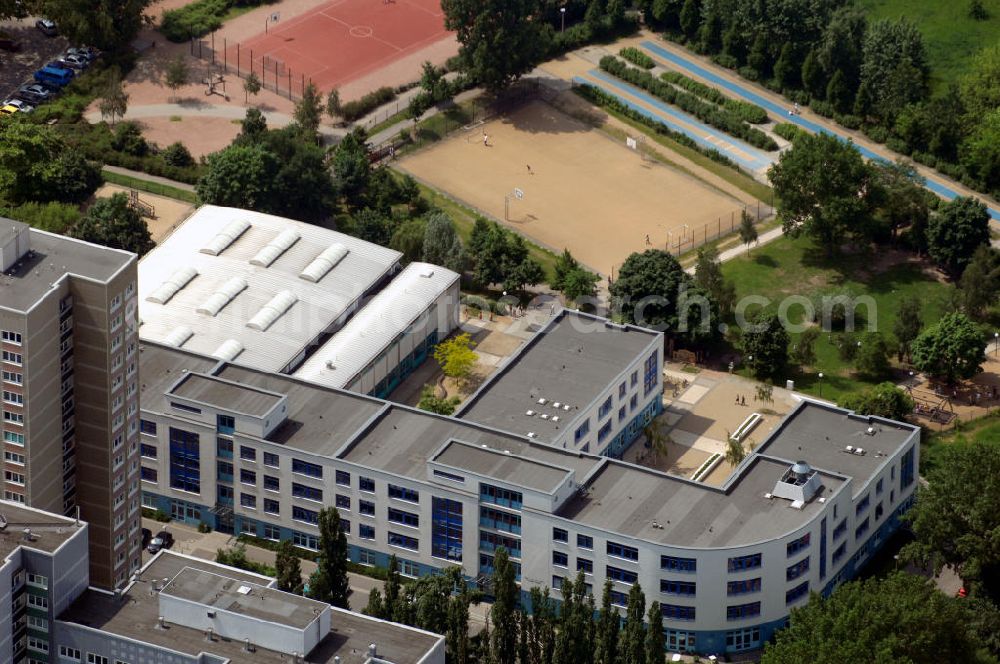 Aerial image Berlin - Die Paul-und Charlotte-Kniese-Schule in der Erich-Kurz-Straße in Berlin-Lichtenberg, ist eine kooperative Schule für sehgeschädigte Kinder und Schüler ohne Beeinträchtigungen. Das neue Schulgebäude wurde 1990 errichtet. The Paul-und Charlotte-Knies-school is an cooperative facility for children with and without visually handicapps. The new building in Berlin-Lichtenberg was built in 1990.