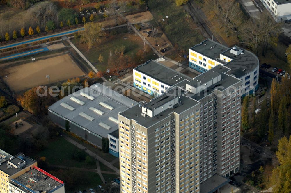 Berlin from above - Blick auf eine kooperative Ganztagsschule, die Paul-und-Charlotte-Kniese-Schule. Kontakt: Erich-Kurz-Straße 6-10, 10319 Berlin, Tel. +49(0)30 51659714, Sekretariat@kniese-schule-berlin.de