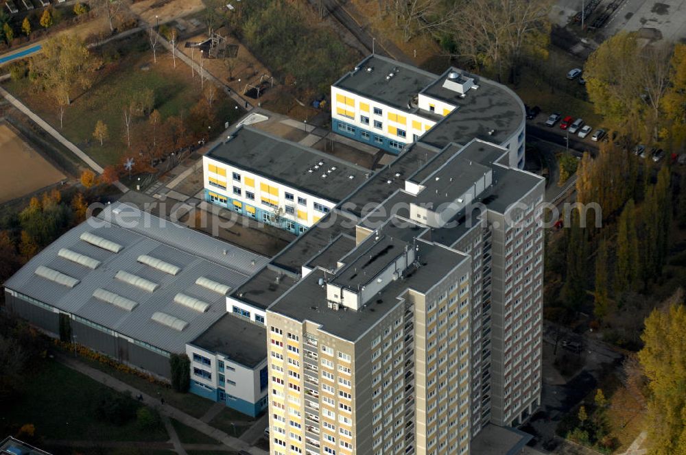 Berlin from the bird's eye view: Blick auf eine kooperative Ganztagsschule, die Paul-und-Charlotte-Kniese-Schule. Kontakt: Erich-Kurz-Straße 6-10, 10319 Berlin, Tel. +49(0)30 51659714, Sekretariat@kniese-schule-berlin.de