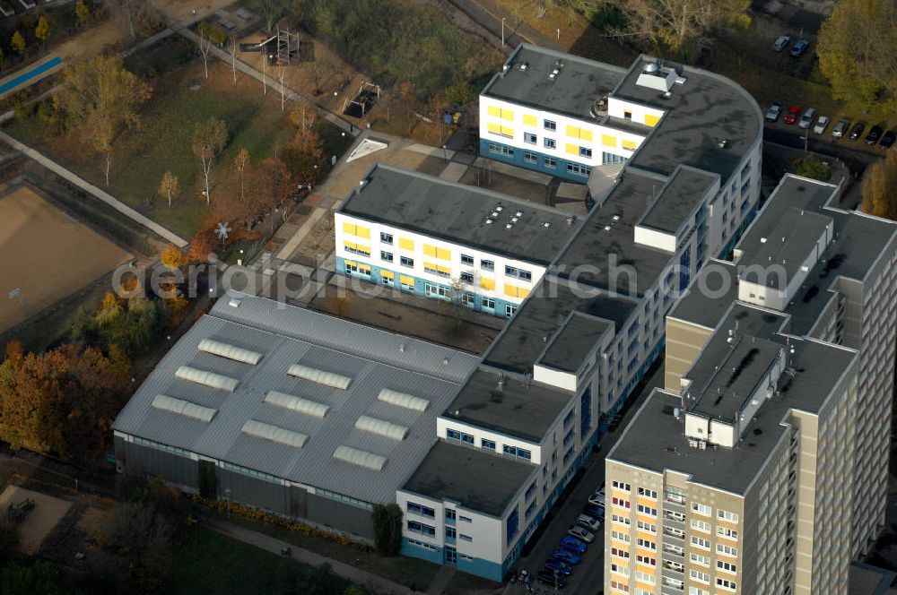 Aerial image Berlin - Blick auf eine kooperative Ganztagsschule, die Paul-und-Charlotte-Kniese-Schule. Kontakt: Erich-Kurz-Straße 6-10, 10319 Berlin, Tel. +49(0)30 51659714, Sekretariat@kniese-schule-berlin.de