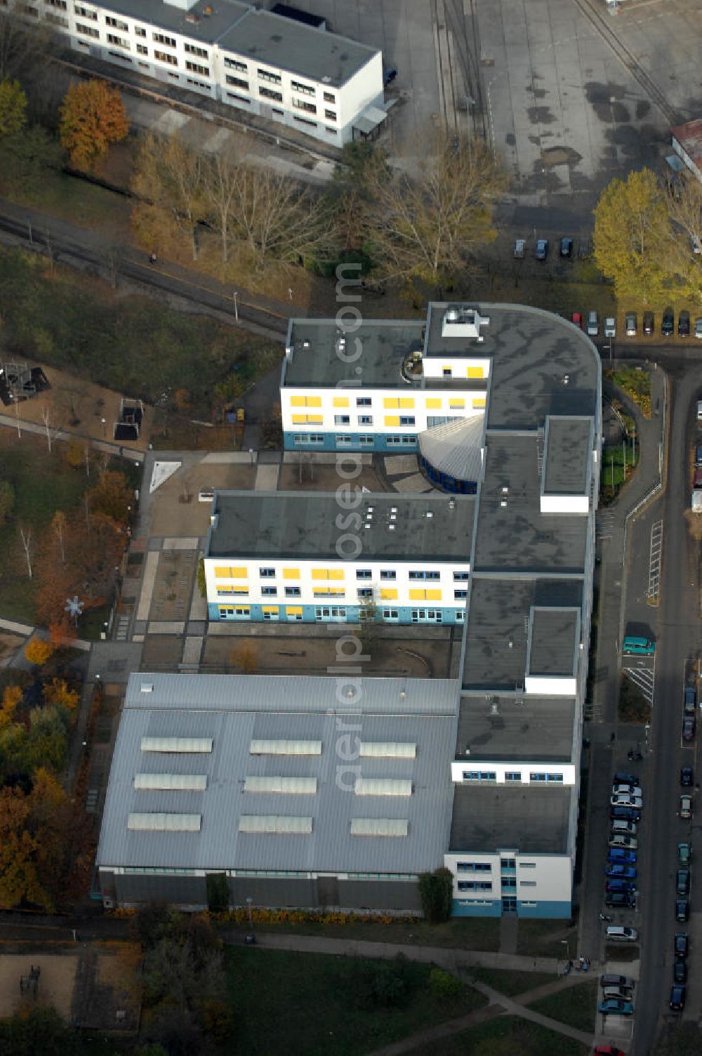 Aerial photograph Berlin - Blick auf eine kooperative Ganztagsschule, die Paul-und-Charlotte-Kniese-Schule. Kontakt: Erich-Kurz-Straße 6-10, 10319 Berlin, Tel. +49(0)30 51659714, Sekretariat@kniese-schule-berlin.de