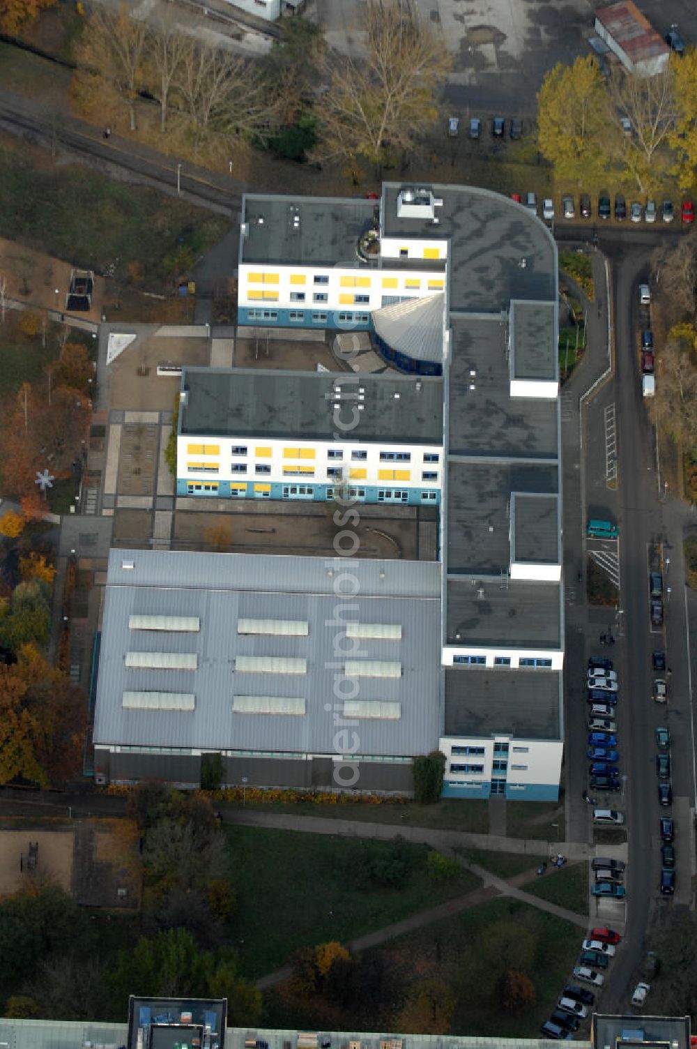 Berlin from above - Blick auf eine kooperative Ganztagsschule, die Paul-und-Charlotte-Kniese-Schule. Kontakt: Erich-Kurz-Straße 6-10, 10319 Berlin, Tel. +49(0)30 51659714, Sekretariat@kniese-schule-berlin.de