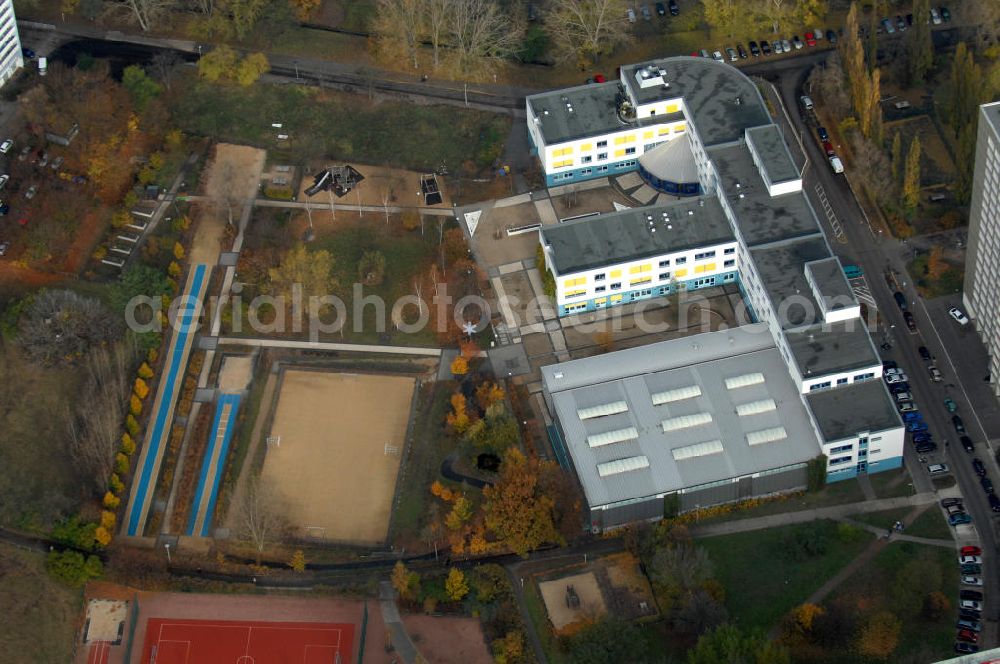 Berlin from the bird's eye view: Blick auf eine kooperative Ganztagsschule, die Paul-und-Charlotte-Kniese-Schule. Kontakt: Erich-Kurz-Straße 6-10, 10319 Berlin, Tel. +49(0)30 51659714, Sekretariat@kniese-schule-berlin.de