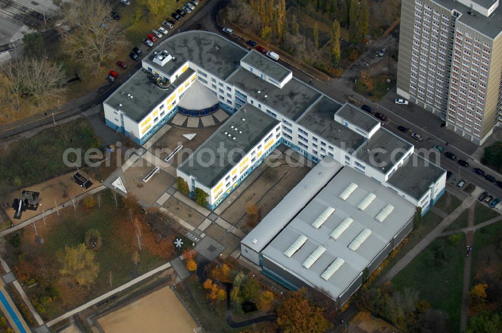 Aerial image Berlin - Blick auf eine kooperative Ganztagsschule, die Paul-und-Charlotte-Kniese-Schule. Kontakt: Erich-Kurz-Straße 6-10, 10319 Berlin, Tel. +49(0)30 51659714, Sekretariat@kniese-schule-berlin.de