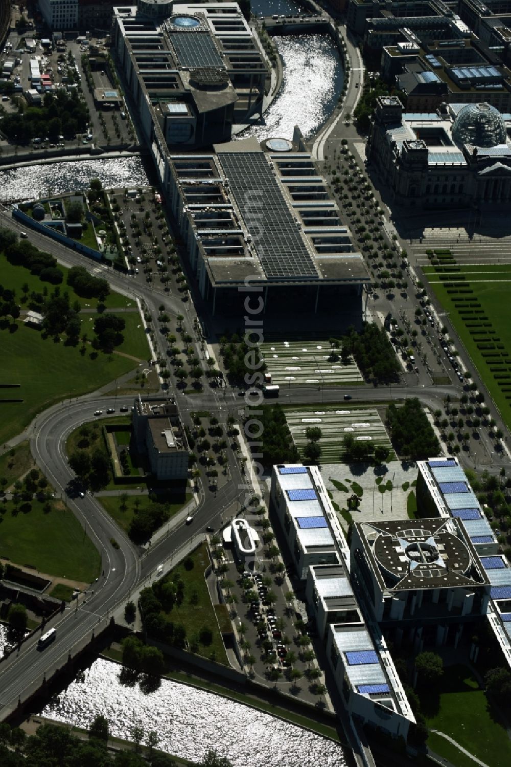 Aerial photograph Berlin - Paul Loebe Haus in Berlin Tiergarten. The Paul Loebe House is a functional building in modern architectural style of the German Bundestag in Berlin's government district