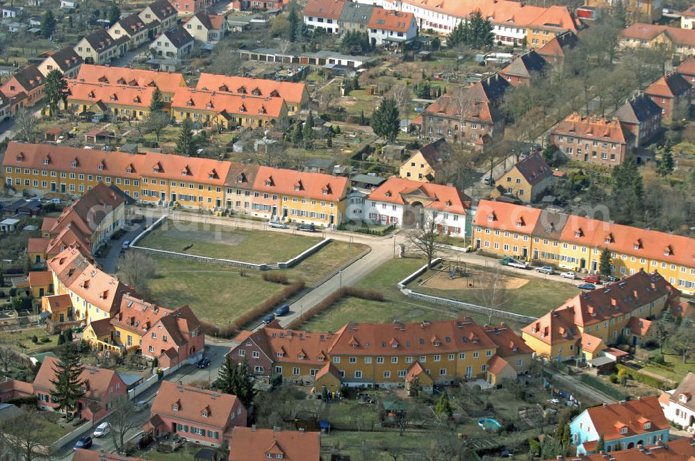 Aerial photograph Frankfurt (Oder) - Blick auf die obere Ende der Wohnsiedlung Paulinenhof mit dem Anger am Peter-Tschaikowski-Ring. Die Siedlung wurde vom Oberbaurat der Reichsbahndirektion Köln, Martin Kießling, konzipiert und entstand in den Jahren 1922-1925. View of the upper end of the housing development Paulinenhof with the Anger at the Peter Tchaikovsky Ring. The settlement was designed by the town planner of the railroad administration Cologne Martin Kießling and was built in the years 1922-1925.