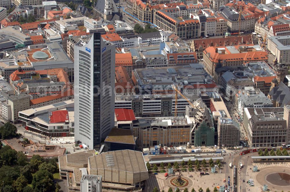 Leipzig from the bird's eye view: Blick auf die Bauarbeiten am Paulinum am Augustusplatz. An dieser Stelle entsteht seit 2005 der neue innerstädtische Campus der Universität Leipzig mit dem Paulinum, dem Nachfolger der 1968 gesprengten Paulinerkirche. Die Diskussion um die Wiedererrichtung der Kirche verzögerte den Baubeginn: Ursprünglich sollte der Bau rein architektonisch an die Paulinerkirche erinnern, der Universität aber als multifunktionale Aula dienen. Ein Wiederaufbau als Universitätskirche wurde von Universität und Bevölkerung abgelehnt. Die Bürgerinitiative Paulinerverein konnte jedoch mit Hilfe des Vatikans und der sächsischen Landesregierung durchsetzen, dass das Paulinum ein katholisches Gotteshaus werden soll. Der Erweiterungsbau sollte zum 600. Jubiläum der Universität im Jahr 2009 fertiggestellt sein, der Zeitrahmen konnte aus verschiedenen Gründen nicht eingehalten werden. Mit im Bild das Hochhaus des MDR. Kontakt: Universität Leipzig, Ritterstraße 26, 04109 Leipzig, Tel. +49(0)341 97108, Fax +49(0)341 9730099