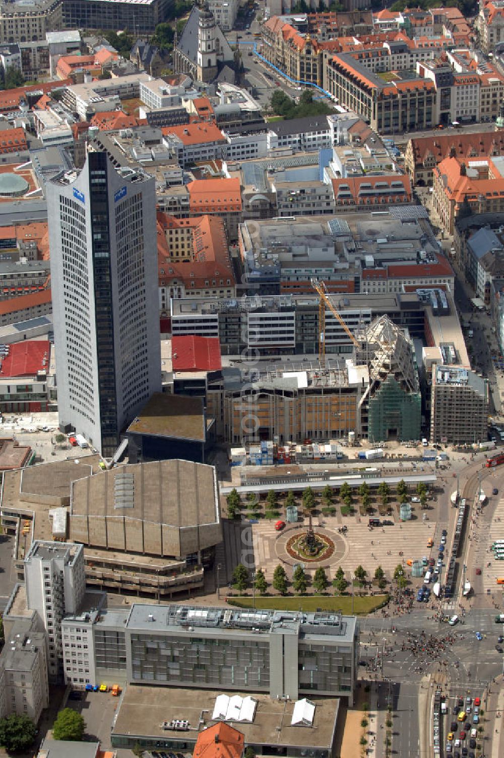 Aerial image Leipzig - Blick auf die Bauarbeiten am Paulinum am Augustusplatz. An dieser Stelle entsteht seit 2005 der neue innerstädtische Campus der Universität Leipzig mit dem Paulinum, dem Nachfolger der 1968 gesprengten Paulinerkirche. Die Diskussion um die Wiedererrichtung der Kirche verzögerte den Baubeginn: Ursprünglich sollte der Bau rein architektonisch an die Paulinerkirche erinnern, der Universität aber als multifunktionale Aula dienen. Ein Wiederaufbau als Universitätskirche wurde von Universität und Bevölkerung abgelehnt. Die Bürgerinitiative Paulinerverein konnte jedoch mit Hilfe des Vatikans und der sächsischen Landesregierung durchsetzen, dass das Paulinum ein katholisches Gotteshaus werden soll. Der Erweiterungsbau sollte zum 600. Jubiläum der Universität im Jahr 2009 fertiggestellt sein, der Zeitrahmen konnte aus verschiedenen Gründen nicht eingehalten werden. Mit im Bild das Hochhaus des MDR. Kontakt: Universität Leipzig, Ritterstraße 26, 04109 Leipzig, Tel. +49(0)341 97108, Fax +49(0)341 9730099