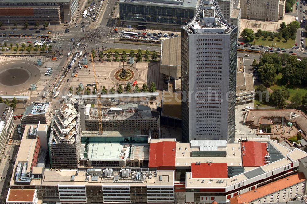 Leipzig from the bird's eye view: Blick auf die Bauarbeiten am Paulinum am Augustusplatz. An dieser Stelle entsteht seit 2005 der neue innerstädtische Campus der Universität Leipzig mit dem Paulinum, dem Nachfolger der 1968 gesprengten Paulinerkirche. Die Diskussion um die Wiedererrichtung der Kirche verzögerte den Baubeginn: Ursprünglich sollte der Bau rein architektonisch an die Paulinerkirche erinnern, der Universität aber als multifunktionale Aula dienen. Ein Wiederaufbau als Universitätskirche wurde von Universität und Bevölkerung abgelehnt. Die Bürgerinitiative Paulinerverein konnte jedoch mit Hilfe des Vatikans und der sächsischen Landesregierung durchsetzen, dass das Paulinum ein katholisches Gotteshaus werden soll. Der Erweiterungsbau sollte zum 600. Jubiläum der Universität im Jahr 2009 fertiggestellt sein, der Zeitrahmen konnte aus verschiedenen Gründen nicht eingehalten werden. Mit im Bild das Hochhaus des MDR. Kontakt: Universität Leipzig, Ritterstraße 26, 04109 Leipzig, Tel. +49(0)341 97108, Fax +49(0)341 9730099