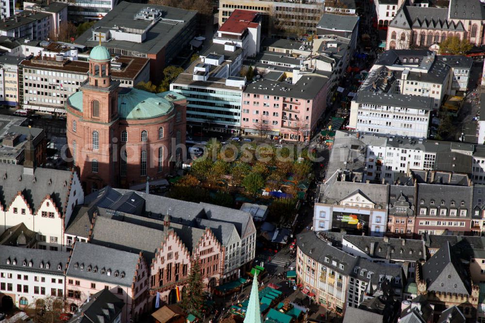 Aerial photograph Frankfurt am Main - Blick auf die Frankfurter Paulskirche. In dem klassizistischen Rundbau des Architekten Johann Friedrich Christian Hess tagten 1848 bis 1849 die Delegierten der Frankfurter Nationalversammlung, der ersten frei gewählten Volksvertretung Deutschlands. View of the Frankfurt paulschurch. In the classical rotunda of the architect Johann Friedrich Christian Hess met from 1848 to 1849, the delegates of the Frankfurt National Assembly, the first freely elected parliament in Germany.