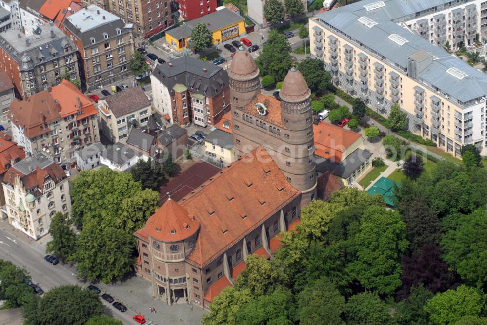 Ulm from the bird's eye view: Blick auf die Pauluskirche in Ulm. Die Ulmer Pauluskirche wurde als evangelische Garnisonskirche in den Jahren 1908 bis 1910 nördlich des Alten Friedhofs an der Frauenstraße von dem Architekten Theodor Fischer erbaut. Sie ist heute die Gemeindekirche der Ulmer Paulusgemeinde. Nach einigen Änderungen des Erstentwurfes begannen am 1. April 1908 die Bauarbeiten, die Grundsteinlegung erfolgte am 20. August 1908 im Beisein des Königs und Herzog Albrechts. Die Einweihung - in Anwesenheit des Königspaares - fand am 5. November 1910 statt.