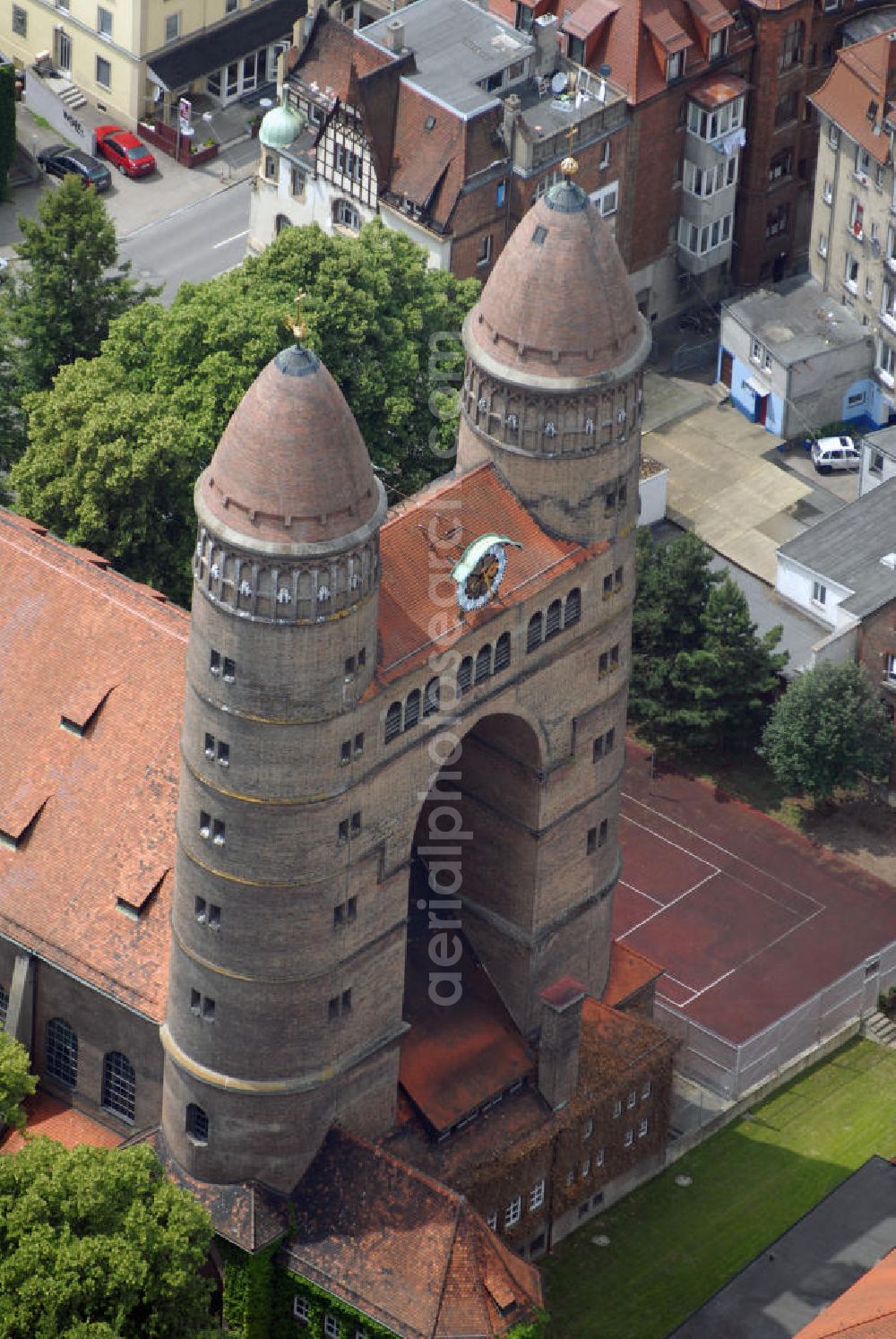 Aerial image Ulm - Blick auf die Pauluskirche in Ulm. Die Ulmer Pauluskirche wurde als evangelische Garnisonskirche in den Jahren 1908 bis 1910 nördlich des Alten Friedhofs an der Frauenstraße von dem Architekten Theodor Fischer erbaut. Sie ist heute die Gemeindekirche der Ulmer Paulusgemeinde. Nach einigen Änderungen des Erstentwurfes begannen am 1. April 1908 die Bauarbeiten, die Grundsteinlegung erfolgte am 20. August 1908 im Beisein des Königs und Herzog Albrechts. Die Einweihung - in Anwesenheit des Königspaares - fand am 5. November 1910 statt.