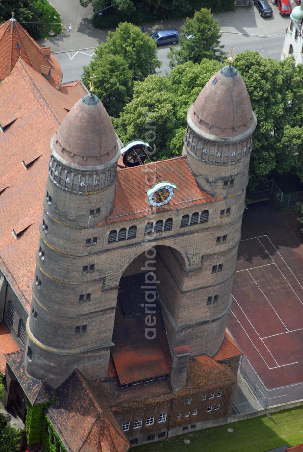 Aerial photograph Ulm - Blick auf die Pauluskirche in Ulm. Die Ulmer Pauluskirche wurde als evangelische Garnisonskirche in den Jahren 1908 bis 1910 nördlich des Alten Friedhofs an der Frauenstraße von dem Architekten Theodor Fischer erbaut. Sie ist heute die Gemeindekirche der Ulmer Paulusgemeinde. Nach einigen Änderungen des Erstentwurfes begannen am 1. April 1908 die Bauarbeiten, die Grundsteinlegung erfolgte am 20. August 1908 im Beisein des Königs und Herzog Albrechts. Die Einweihung - in Anwesenheit des Königspaares - fand am 5. November 1910 statt.