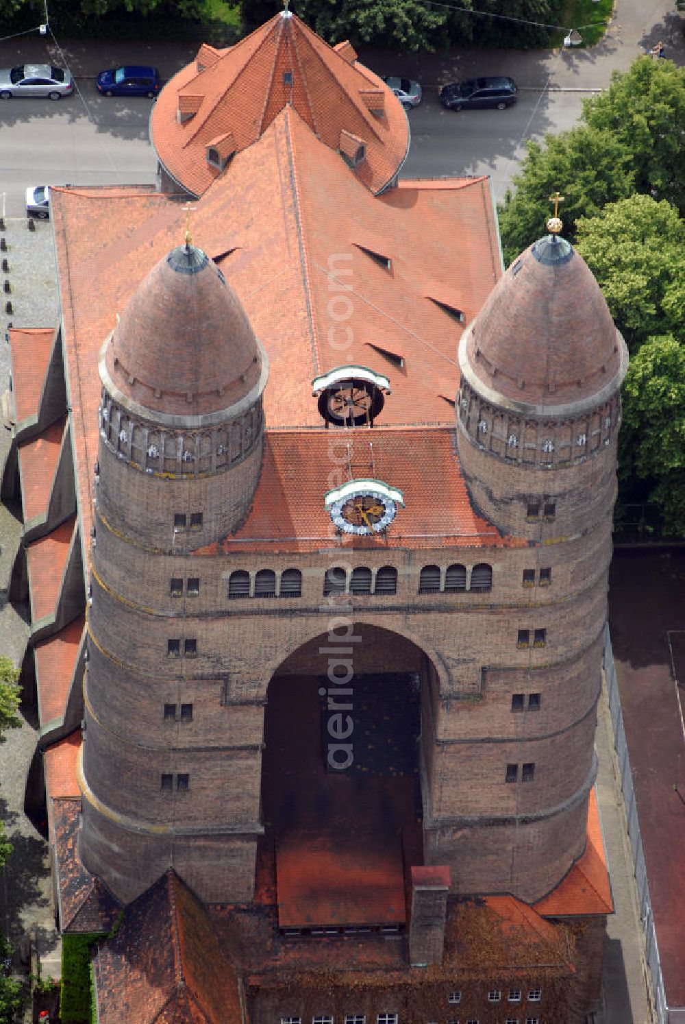 Ulm from above - Blick auf die Pauluskirche in Ulm. Die Ulmer Pauluskirche wurde als evangelische Garnisonskirche in den Jahren 1908 bis 1910 nördlich des Alten Friedhofs an der Frauenstraße von dem Architekten Theodor Fischer erbaut. Sie ist heute die Gemeindekirche der Ulmer Paulusgemeinde. Nach einigen Änderungen des Erstentwurfes begannen am 1. April 1908 die Bauarbeiten, die Grundsteinlegung erfolgte am 20. August 1908 im Beisein des Königs und Herzog Albrechts. Die Einweihung - in Anwesenheit des Königspaares - fand am 5. November 1910 statt.