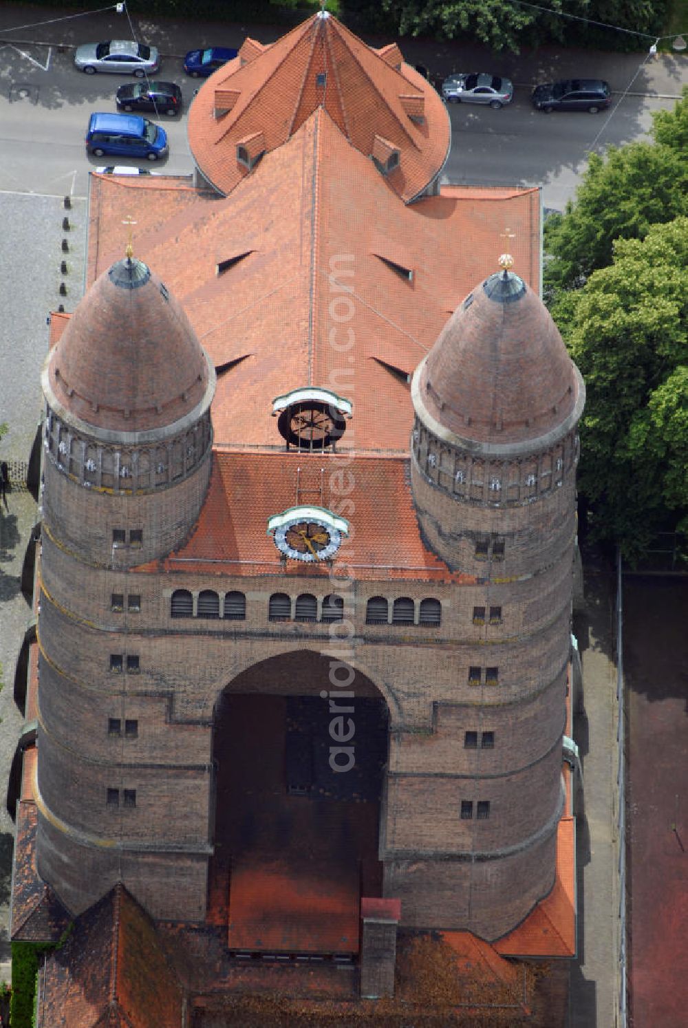 Ulm from the bird's eye view: Blick auf die Pauluskirche in Ulm. Die Ulmer Pauluskirche wurde als evangelische Garnisonskirche in den Jahren 1908 bis 1910 nördlich des Alten Friedhofs an der Frauenstraße von dem Architekten Theodor Fischer erbaut. Sie ist heute die Gemeindekirche der Ulmer Paulusgemeinde. Nach einigen Änderungen des Erstentwurfes begannen am 1. April 1908 die Bauarbeiten, die Grundsteinlegung erfolgte am 20. August 1908 im Beisein des Königs und Herzog Albrechts. Die Einweihung - in Anwesenheit des Königspaares - fand am 5. November 1910 statt.