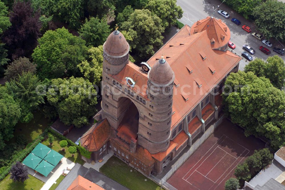 Aerial image Ulm - Blick auf die Pauluskirche in Ulm. Die Ulmer Pauluskirche wurde als evangelische Garnisonskirche in den Jahren 1908 bis 1910 nördlich des Alten Friedhofs an der Frauenstraße von dem Architekten Theodor Fischer erbaut. Sie ist heute die Gemeindekirche der Ulmer Paulusgemeinde. Nach einigen Änderungen des Erstentwurfes begannen am 1. April 1908 die Bauarbeiten, die Grundsteinlegung erfolgte am 20. August 1908 im Beisein des Königs und Herzog Albrechts. Die Einweihung - in Anwesenheit des Königspaares - fand am 5. November 1910 statt.