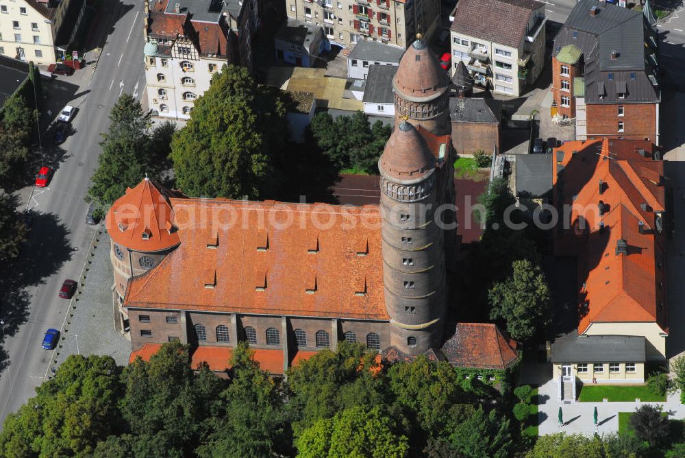 Aerial image Ulm - Blick auf die Ev. Pauluskirche in Ulm. Die Ulmer Pauluskirche wurde als evangelische Garnisonskirche in den Jahren 1908 bis 1910 nördlich des Alten Friedhofs an der Frauenstraße von dem Architekten Theodor Fischer erbaut. Sie ist heute die Gemeindekirche der Ulmer Paulusgemeinde. 1906 wurde aus sieben eingereichten Wettbewerbsbeiträgen der unter dem Motto ain veste bvrg stehende Entwurf des Architekturprofessors Theodor Fischer ausgewählt. Nach einigen Änderungen des Erstentwurfes begannen 1908 die Bauarbeiten; die Grundsteinlegung erfolgte am 20. August 1908 im Beisein des Königs und Herzog Albrechts. Die Kirche war mit 2000 Sitzplätzen für den regulären gottesdienstlichen Gebrauch zu groß. Anstelle der dicht gedrängt stehenden eichenen Bänke wurden im Jahr 1970 im Schiff 450 Posterstühle aufgestellt. Kontakt: Evangelische Pauluskirche, Frauenstr. 110, 89073 Ulm, Tel.: 0731-24318, E-Mail: kontakt@pauluskirche-ulm.de