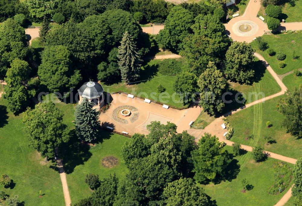 Aerial photograph Bad Frankenhausen/Kyffhäuser - The spa park of Bad Frankenhausen in Thuringia is located in the center of town at Kyffhaeuserweg. At the spa park two salt springs emerge that provide exceptional healing and highly concentrated brine. At the pavilion in the season afternoon concerts take place. In addition to the spa on site creates a brine Vital Park with salt cave. In the parking lot of the old post office, the postal cars are ready for departure. In the historic house on the street Erfurt holiday apartments offered